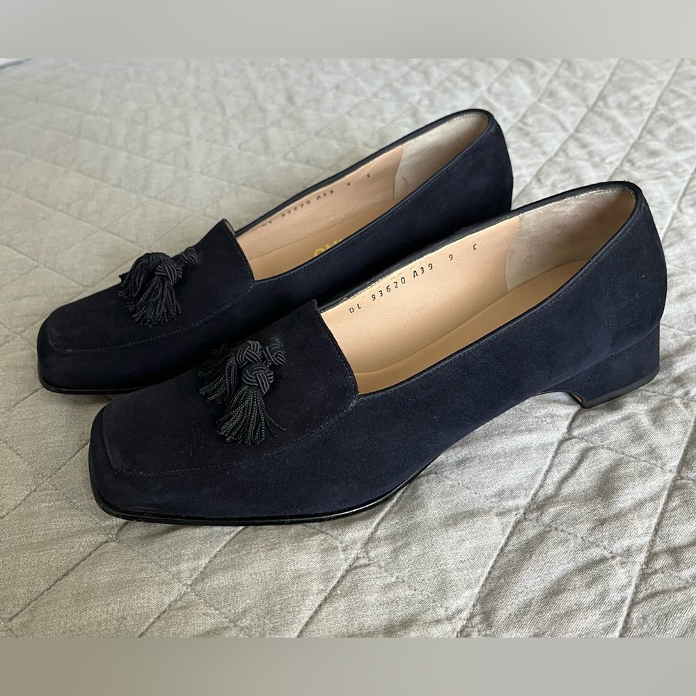 Vintage midnight navy suede Ferragamo flats size 39